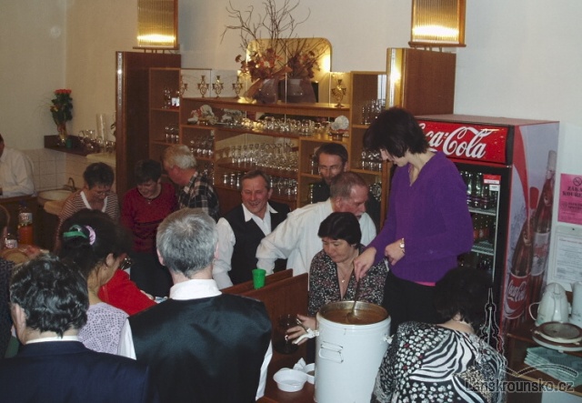 06_Koncert skoncil, serviruje se gulas.jpg